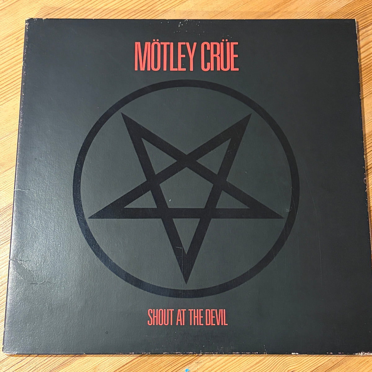 MOTLEY CRUE - SHOUT AT THE DEVIL