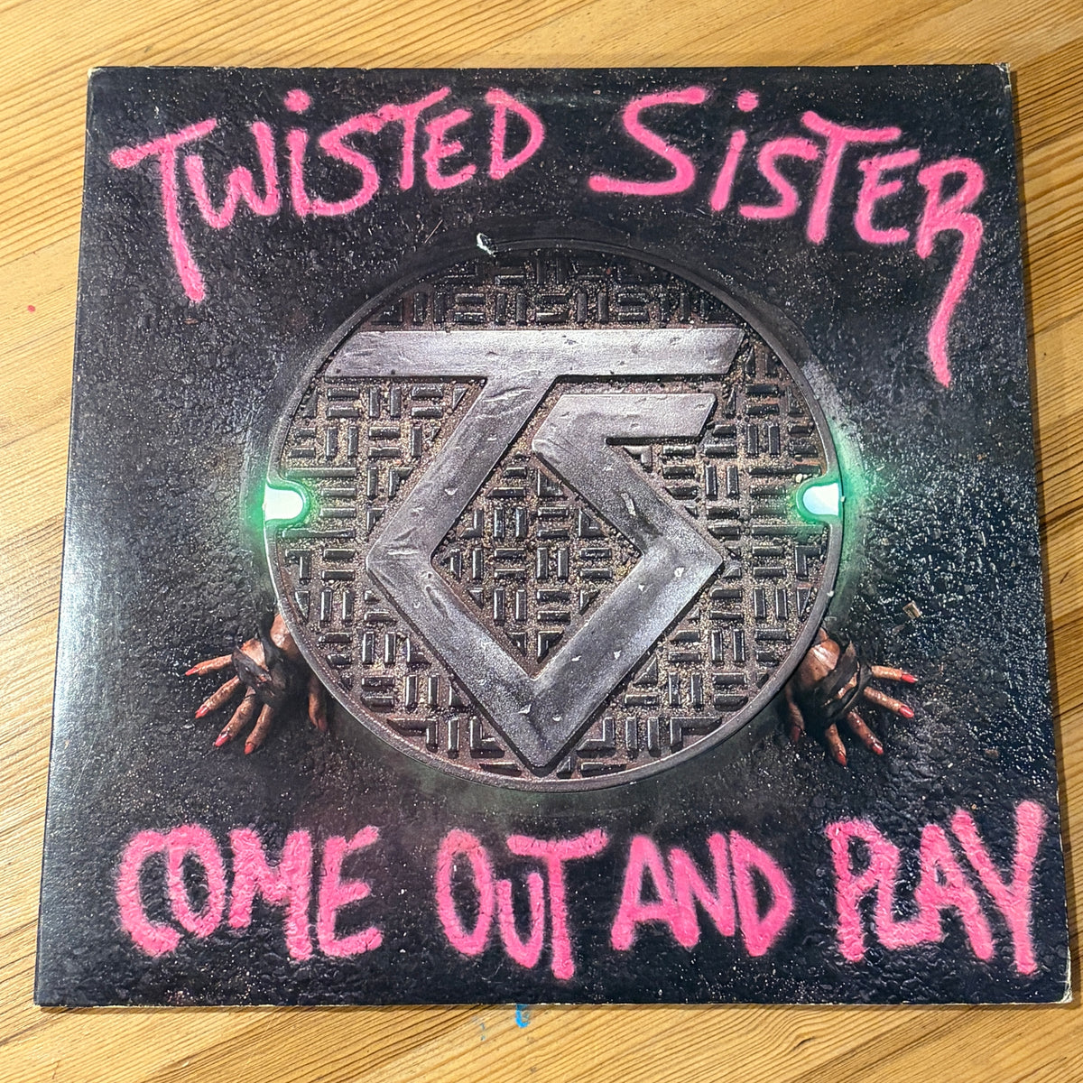 TWISTED SISTER - COME OUT AND PLAY